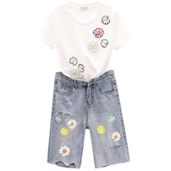 Ежедневен дамски комплект от две части - тениска и къси панталони с цветни апликации