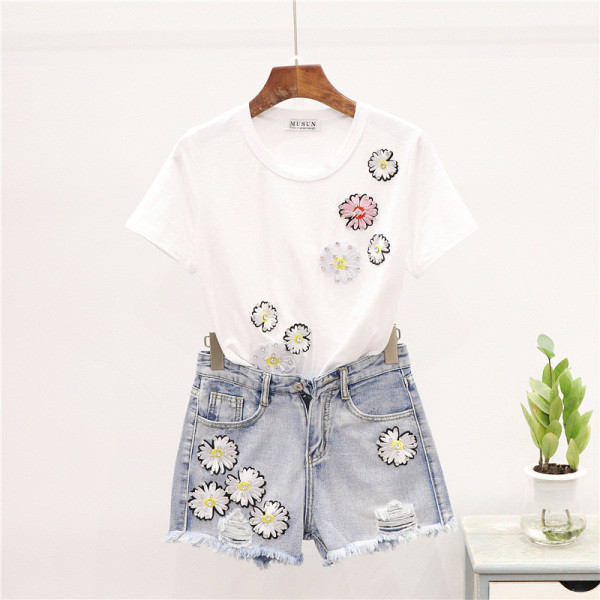 Дамски комплект включващ тениска и къси панталони с цветна бродерия