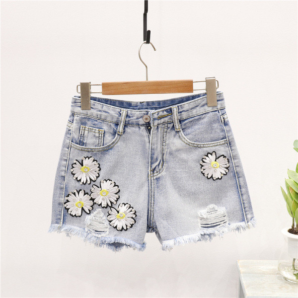 Дамски комплект включващ тениска и къси панталони с цветна бродерия