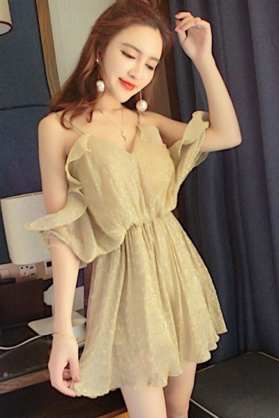 Златиста дамска рокля с паднали ръкави и шпиц деколте 