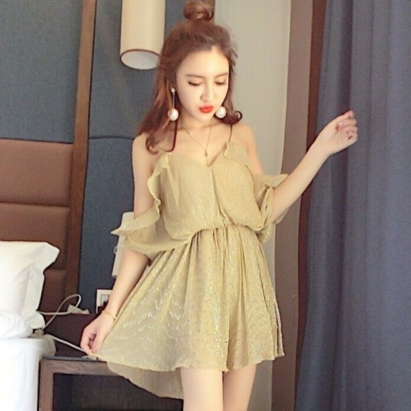 Златиста дамска рокля с паднали ръкави и шпиц деколте 