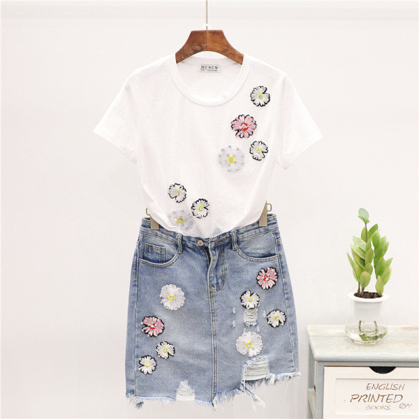 Модерен дамски комплект от две части - тениска и дънкова пола с бродерия