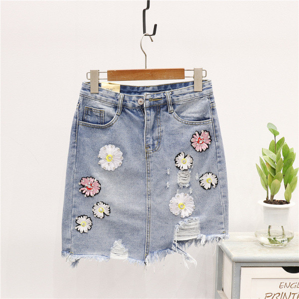 Модерен дамски комплект от две части - тениска и дънкова пола с бродерия