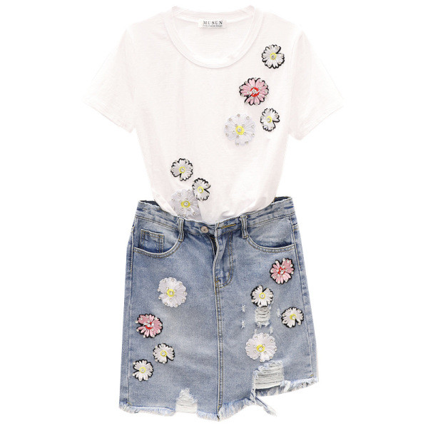 Модерен дамски комплект от две части - тениска и дънкова пола с бродерия