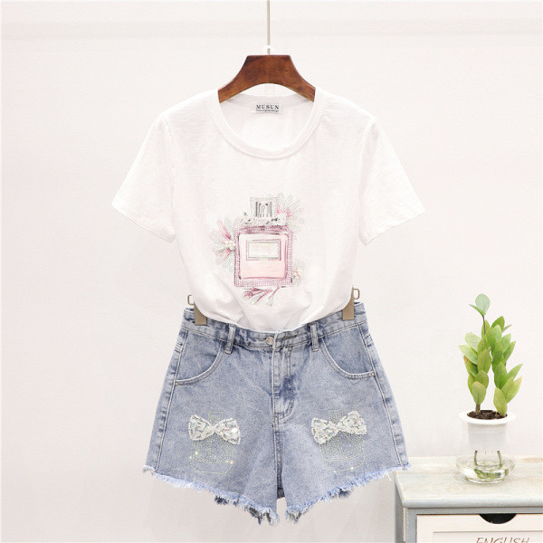 Ежедневен дамски комплект от две части - тениска и къси дънкови панталони