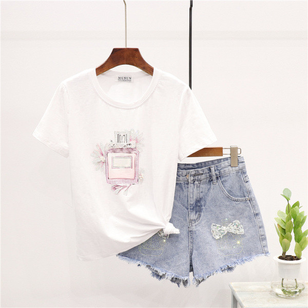 Ежедневен дамски комплект от две части - тениска и къси дънкови панталони