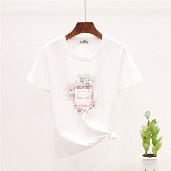 Ежедневен дамски комплект от две части - тениска и къси дънкови панталони