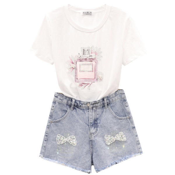 Ежедневен дамски комплект от две части - тениска и къси дънкови панталони