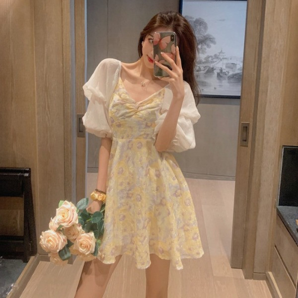 Жълта дамска рокля с флорален принт и паднали ръкави