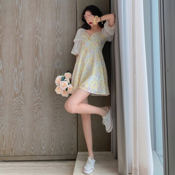 Жълта дамска рокля с флорален принт и паднали ръкави