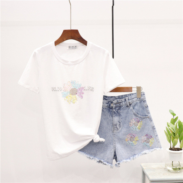 Модерен дамски комплект включващ тениска и къси панталони с флорални мотиви