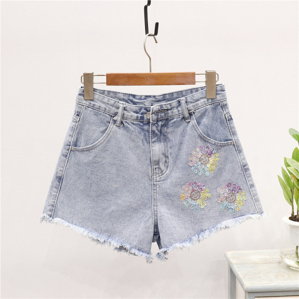 Модерен дамски комплект включващ тениска и къси панталони с флорални мотиви