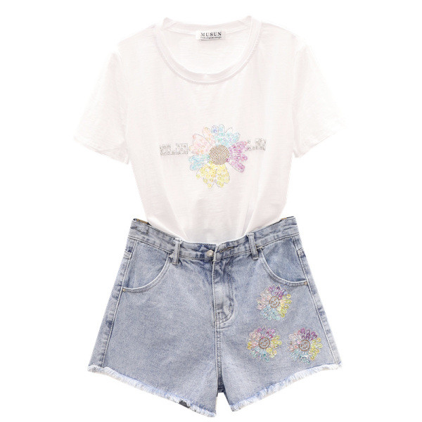 Модерен дамски комплект включващ тениска и къси панталони с флорални мотиви