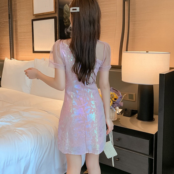 Модерна дамска рокля с холограмен ефект и цепка 