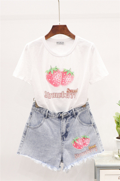Дамски комплект включващ тениска и къси дънкови панталони с апликация