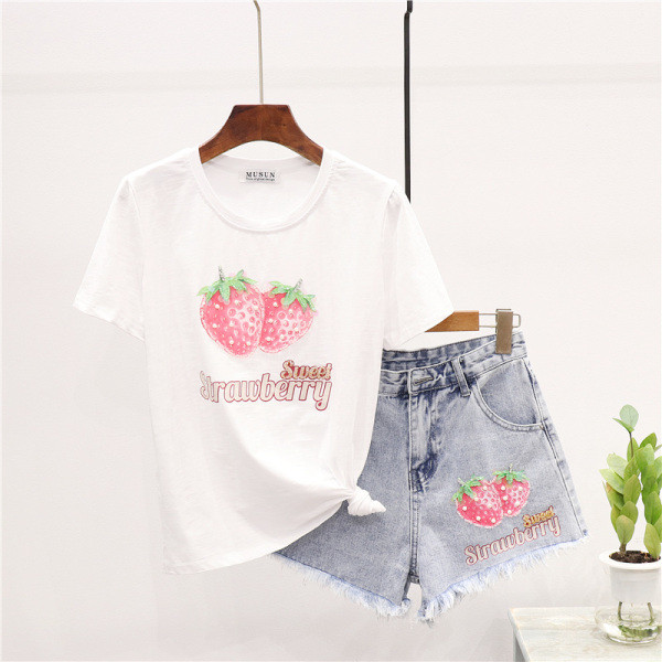 Дамски комплект включващ тениска и къси дънкови панталони с апликация