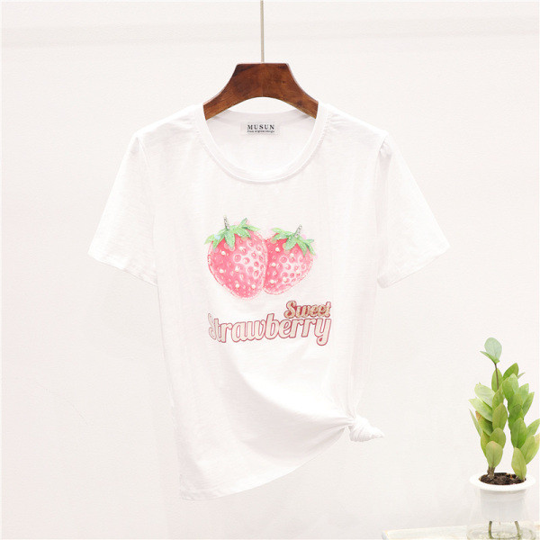 Дамски комплект включващ тениска и къси дънкови панталони с апликация