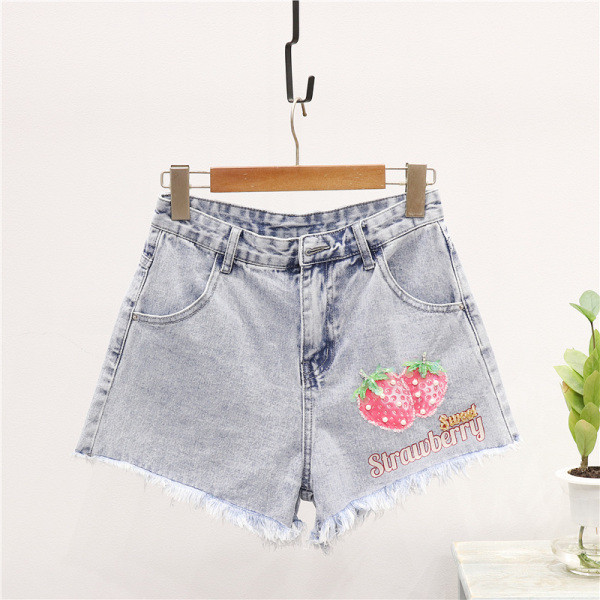 Дамски комплект включващ тениска и къси дънкови панталони с апликация