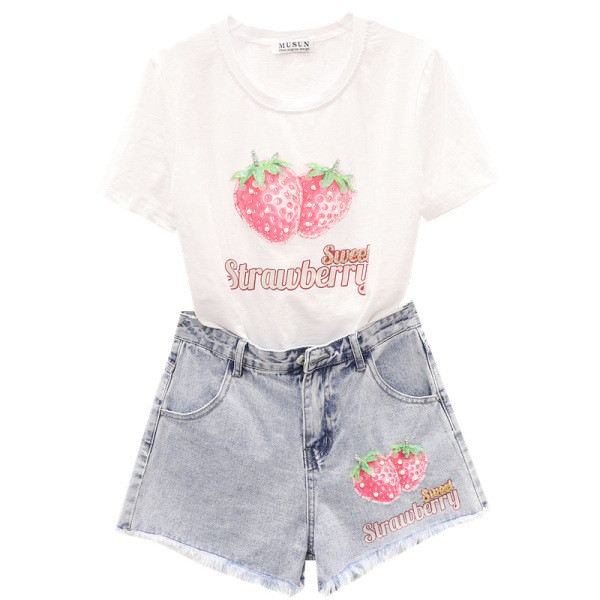 Дамски комплект включващ тениска и къси дънкови панталони с апликация