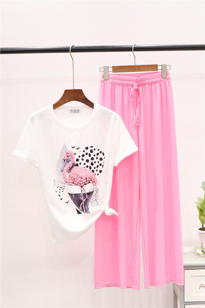 Ежедневен дамски комплект включващ тениска с щампа и широк панталон