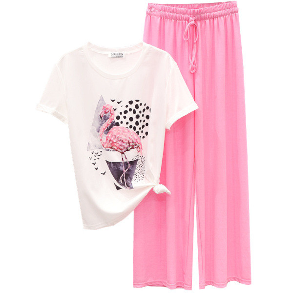 Ежедневен дамски комплект включващ тениска с щампа и широк панталон