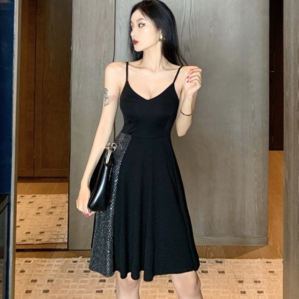 Черна дамска рокля с пайети и шпиц деколте 