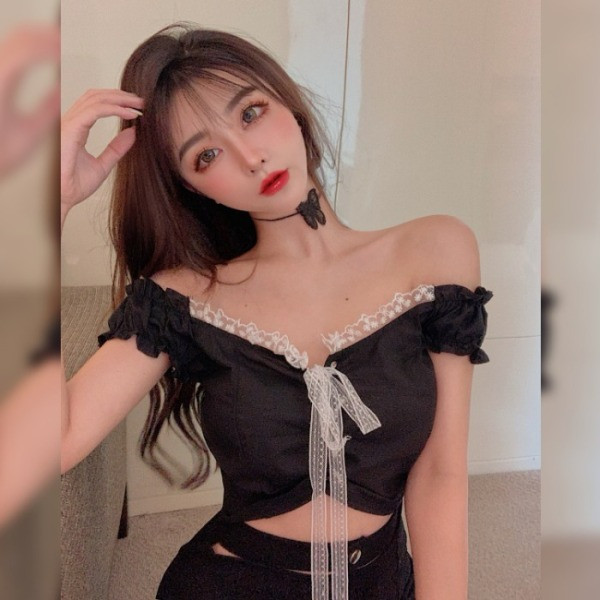 Черна дамска блуза с паднали ръкави и дантелени елементи 