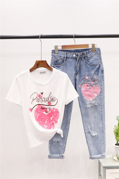 Ежедневен комплект включващ тениска с щампа и дънки 