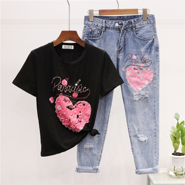 Ежедневен комплект включващ тениска с щампа и дънки 