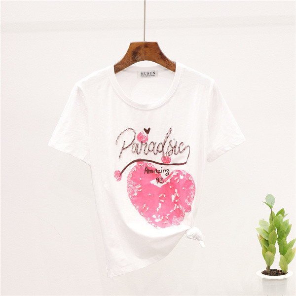 Ежедневен комплект включващ тениска с щампа и дънки 