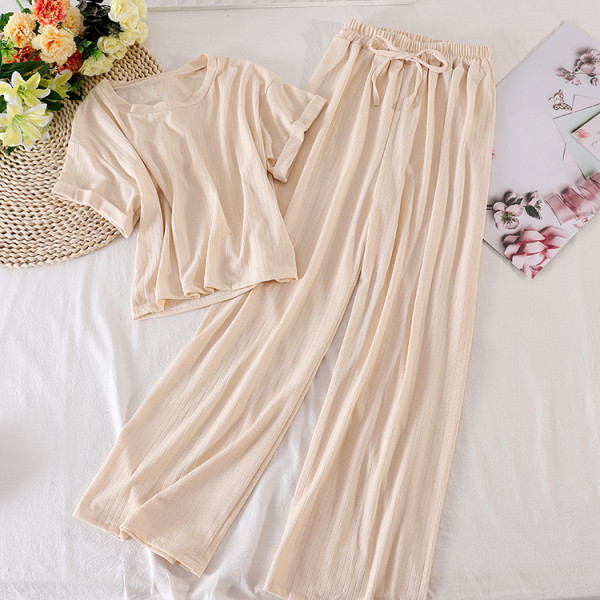 Ежедневен дамски комплект от две части - къса тениска и широк панталон