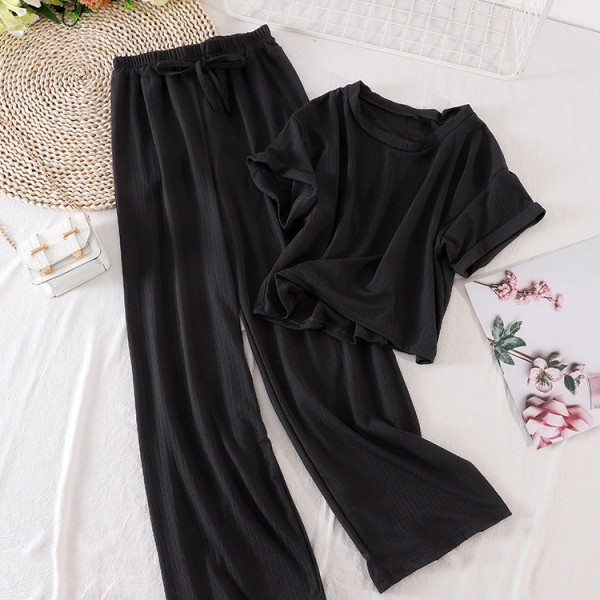 Ежедневен дамски комплект от две части - къса тениска и широк панталон