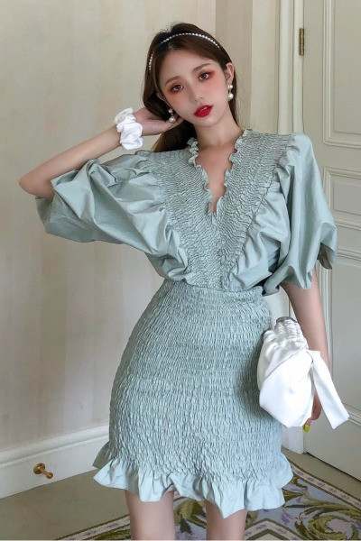 Къса дамска рокля с V-образно деколте 