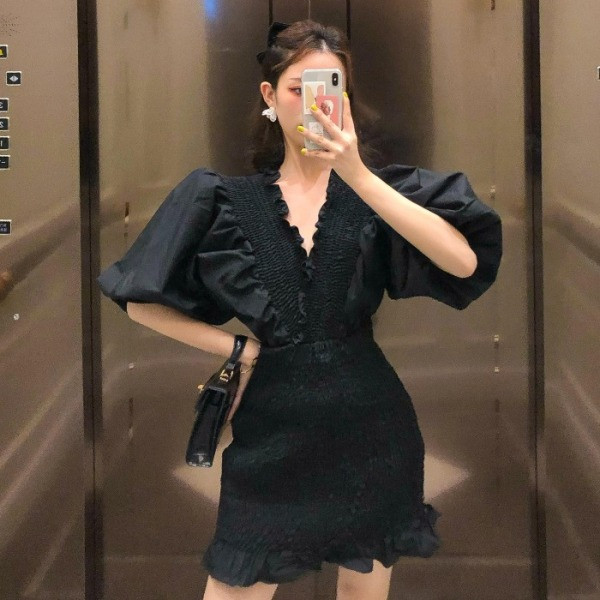 Къса дамска рокля с V-образно деколте 