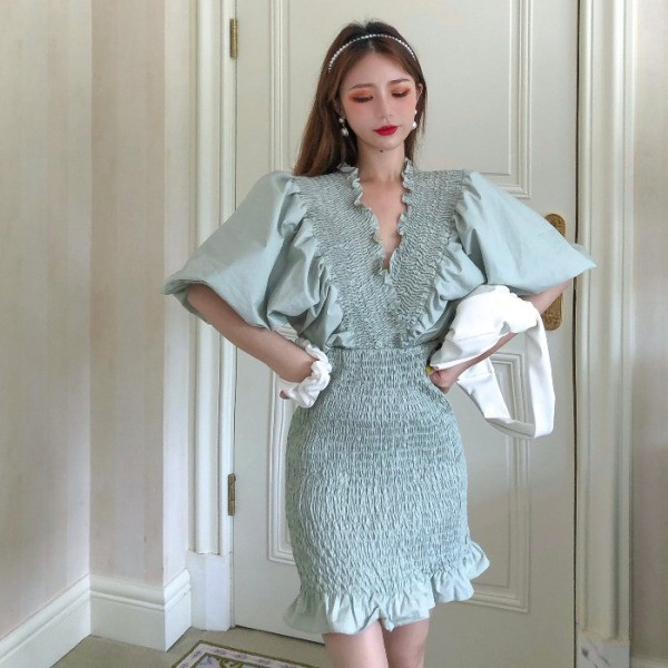 Къса дамска рокля с V-образно деколте 