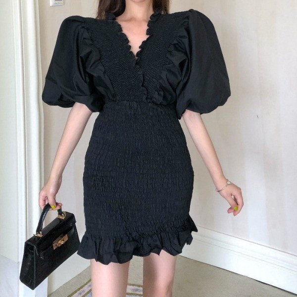 Къса дамска рокля с V-образно деколте 