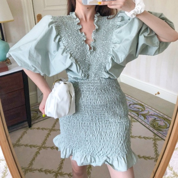 Къса дамска рокля с V-образно деколте 