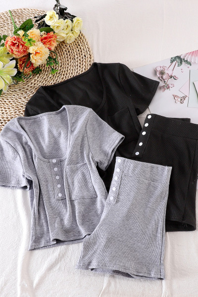 Спортно-ежедневен дамски комплект включващ тениска и къси панталони с висока талия