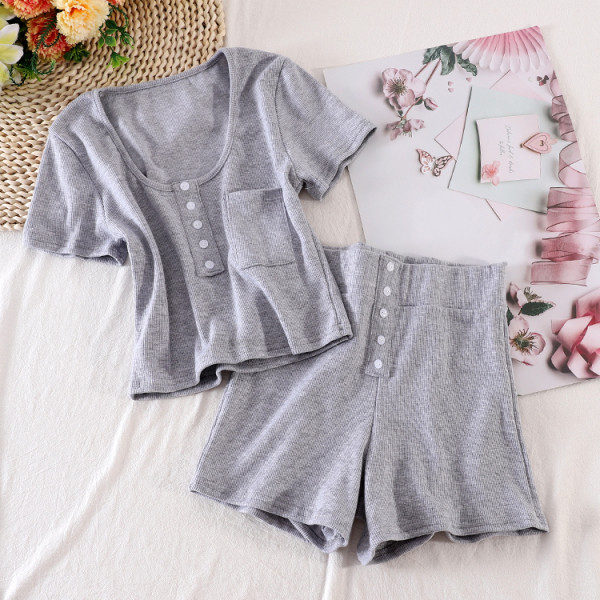 Спортно-ежедневен дамски комплект включващ тениска и къси панталони с висока талия