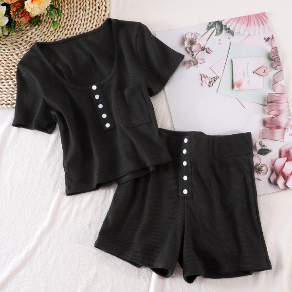 Спортно-ежедневен дамски комплект включващ тениска и къси панталони с висока талия