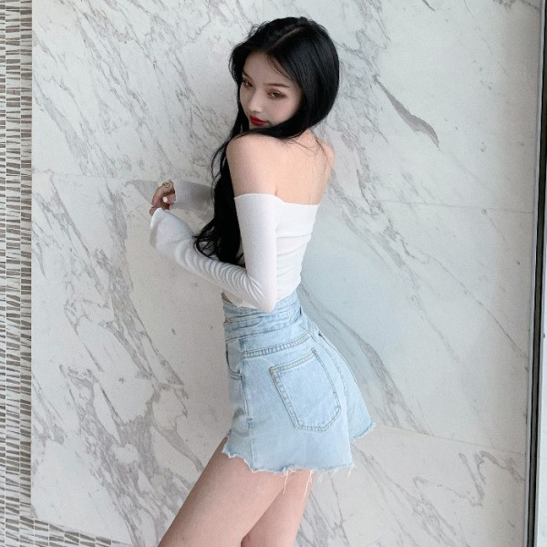 Широки дамски къси дънки с висока талия и скъсани мотиви 