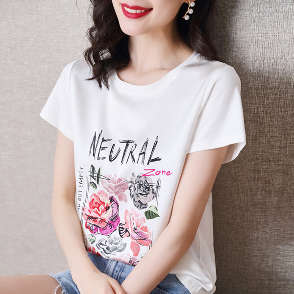 Naiste satiinist t-särk ümara kaelusega ja lühikeste varrukatega