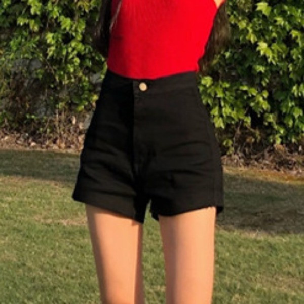 Blugi scurti de dama cu talie inalta - un model curat