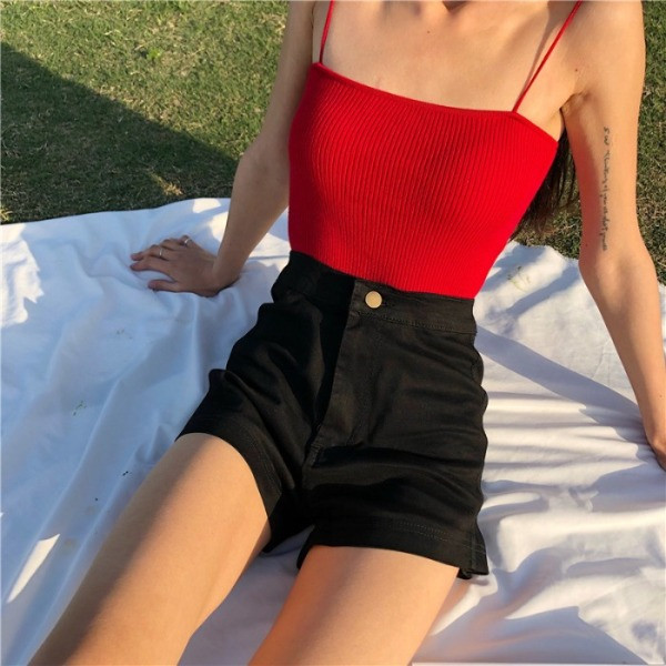 Blugi scurti de dama cu talie inalta - un model curat