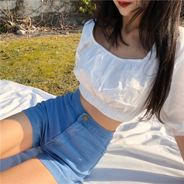 Blugi scurti de dama cu talie inalta - un model curat