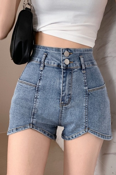 Liibuvad lühikesed kõrge vöökohaga teksad