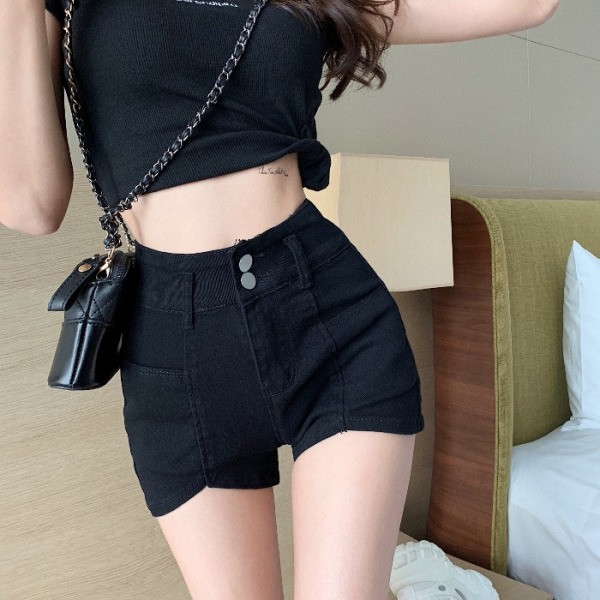 Liibuvad lühikesed kõrge vöökohaga teksad