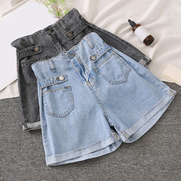 Pantaloni scurți de damă cu talie și tiv înalte