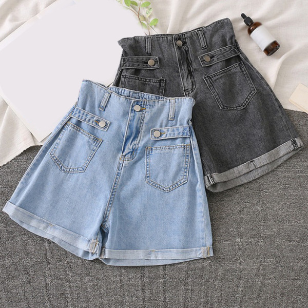 Pantaloni scurți de damă cu talie și tiv înalte