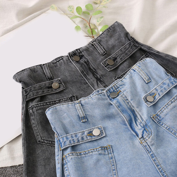 Pantaloni scurți de damă cu talie și tiv înalte